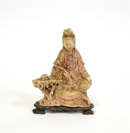 Scultura in pietra saponaria raffigurante Guanyin con scettro ruyi, seduta su...