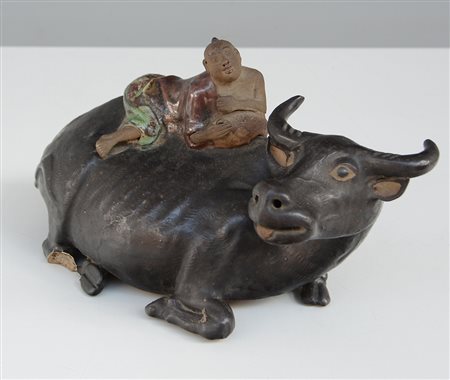 Scultura in gres porcellanato raffigurante bufalo con fanciulloCina, secolo...