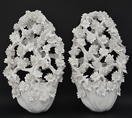 Coppia di elementi decorativi pensili in ceramica bianca a forma di vasi con...