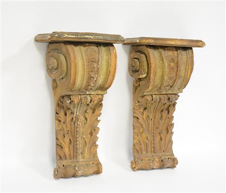 Coppia di mensole in legno intagliato, laccato e dorato a fregi, foglie e...