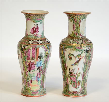 Coppia di vasi in porcellana Famiglia Rosa Cantonese, decorati con figure e...
