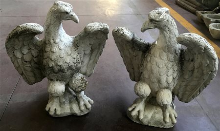 Coppia di aquile ad ali spiegate in cemento (h cm 58) (difetti)