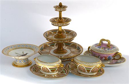 Lotto composto da un'alzatina portafrutta, due salsiere con piattini, una...