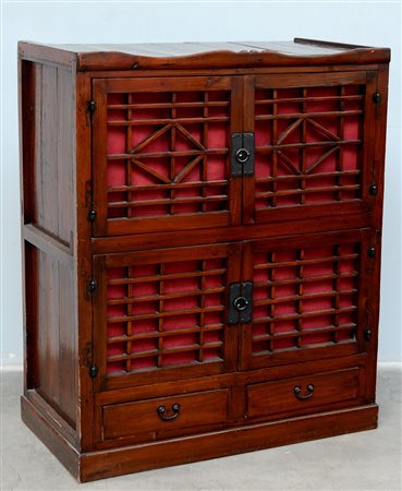 Mobile con fronte a quattro ante decorate a listelli e due cassetti alla...