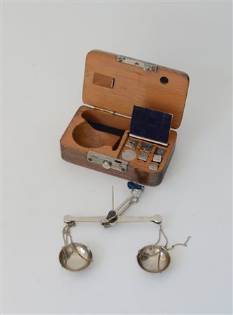 Bilancia di precisione in metallo argentato entro custodia in legno