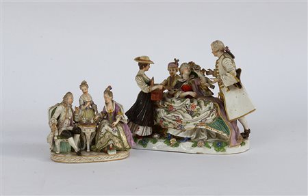 Lotto composto da due gruppi in porcellana policroma raffiguranti scene...