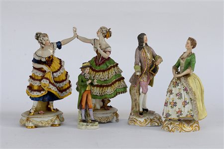 Lotto composto da cinque statuette in porcelana policrma raffiguranti...