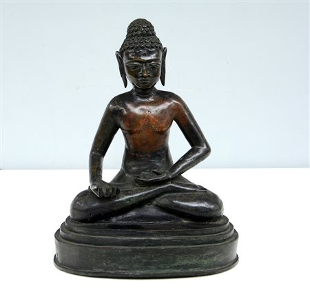 Scultura in bronzo raffigurante Buddha seduto (h cm 38) (difetti)Manifattura...