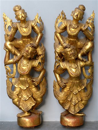 Coppia di sculture in legno dorato raffiguranti divinità e danzatrice (h cm...