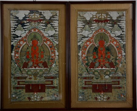 Coppia di thangka, inchiostro e colori su tessuto, con montatura e cornice....