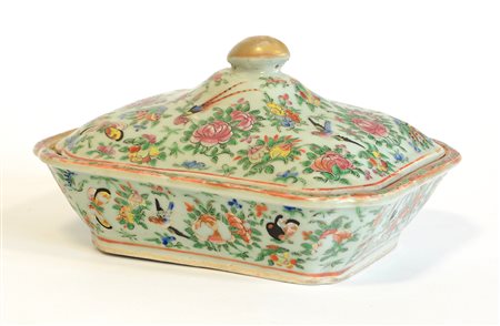 Scatola con coperchio in porcellana Famiglia Rosa cantonese su fondo celadon...