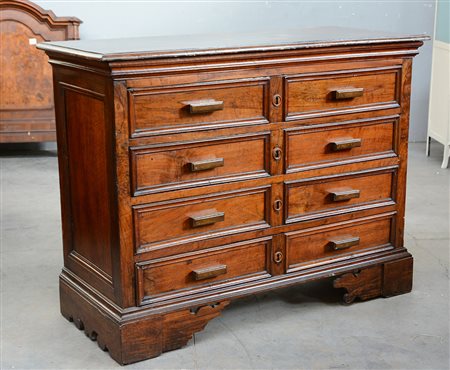 Cassettone in noce a quattro cassetti riquadrati, piedi a mensola, secolo...