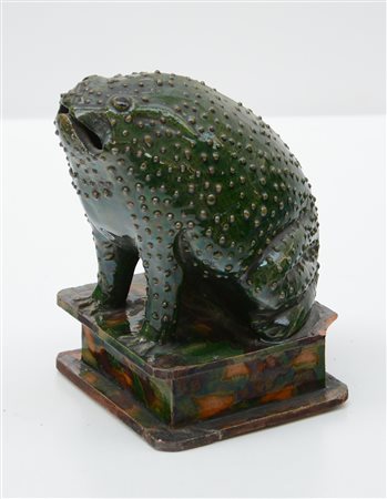 Rana in porcellana a smalti policromi (h. cm 19) (difetti)Cina, sec. XX