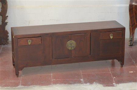 Mobiletto basso con due ante e due cassetti, in legno con montature in ottone...