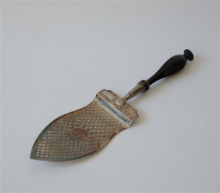 Paletta da dolci traforata in argento inciso, centrata da cartella cifrata....