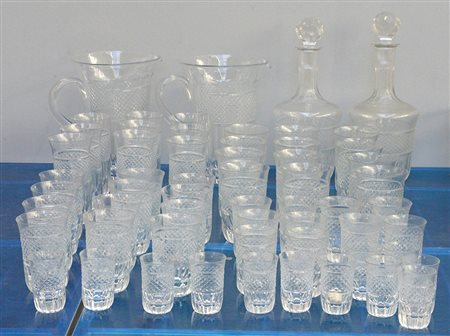 Parte di servizio di biccheri in vetro composto da due bottiglie con tappi,...