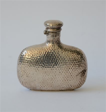 Bottiglia porta liquore in argento martellato. Argentiere A. Giacchè, Milano...