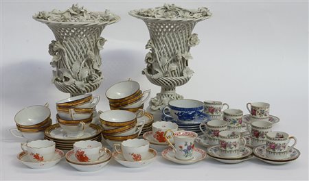 Lottocomposto da due vasi in ceramica bianca dec a fiori in rilievo e...