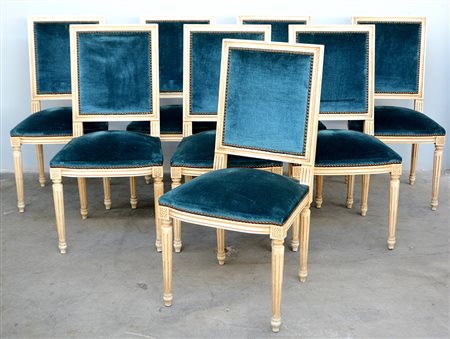 Gruppo di otto sedie con schienale squadrato in legno laccato bianco con...