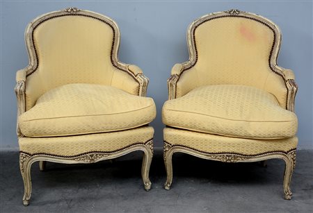 Coppia di poltrone in legno laccato con schienale, braccioli e gambe mossi e...