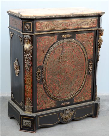 Credenza in stile Boulle in legno ebanizzato, fascia e anta centrale decorati...