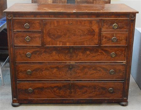 Cassettone lastronato con fronte a otto cassetti e piedi a cipolla. Cassetto...