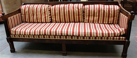 Divano "Impero" a tre posti con braccioli leggermente curvi, montanti...