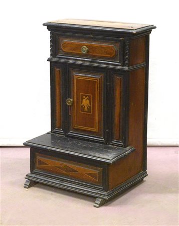 Inginocchiatoio in legno parzialmente ebanizzato ad un anta ed un cassetto...