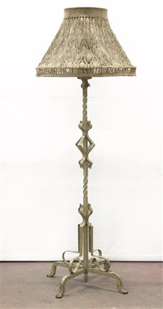 Lampada da terra in ferro battuto laccato bianco con paralume ad uncinetto,...