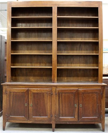 Libreria in legno, parte superiore con vani a giorno e parte inferiore a...