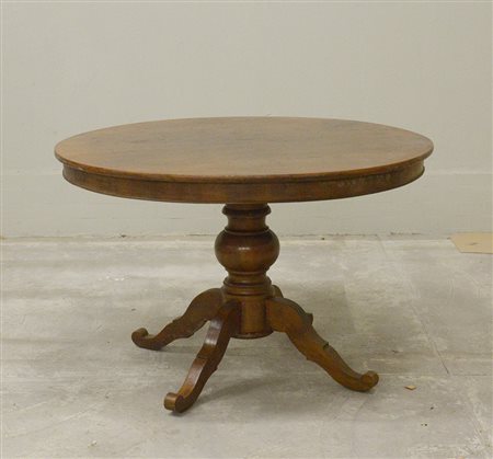 Tavolo tondo con gamba centrale tornita terminante a quattro piedi sagomati...