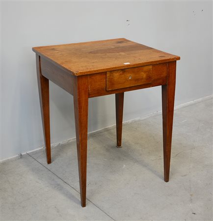 Tavolino di forma quadrata ad un cassetto sottopiano. Secolo XIX (cm...