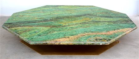 Grande tavolo da salotto di forma ottagonale con piano laccato a finto marmo...