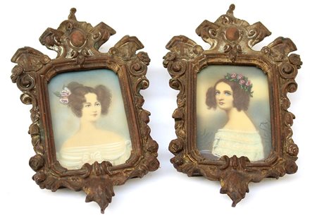 Coppia di piccole cornici in bronzo decorate a fregi e volute in rilievo,...