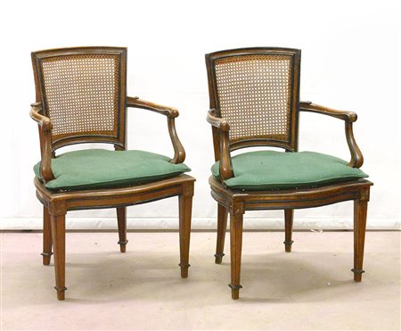 Coppia di poltroncine in stile Luigi XVI con braccioli e montanti sagomati,...