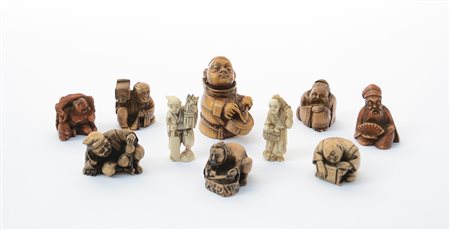 Lotto composto da dieci piccole sculture e netzuke e raffiguranti personaggi...