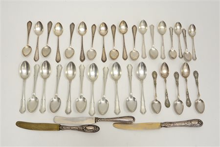 Lotto composto da numerosi cucchiaini diversi in argento uniti a tre...