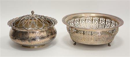 Lotto composto da un porta potpourri e un'alzata in argento sbalzato e...