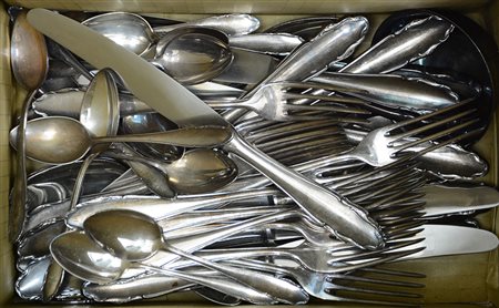 Servizio di posate in metallo argentato da dodici persone, composto da dodici...