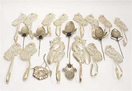 Lotto composto da numerosi fregi in metallo argentato (difetti)