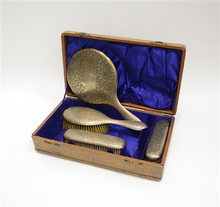 Set da toilette composto da tre spazzole e uno specchio a mano in lamina...