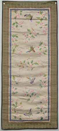 Pannello ricamanto in seta su raso di seta bianco raffigurante farfalle e...