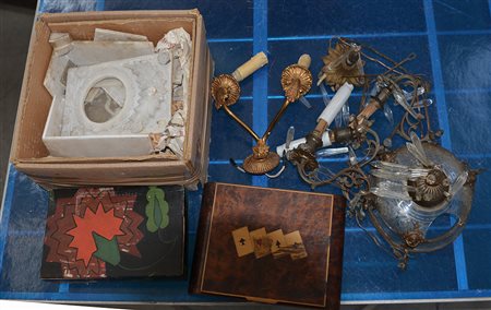 Cartoni contenente un lampadario, un'applique, una scatola in marmo e due in...