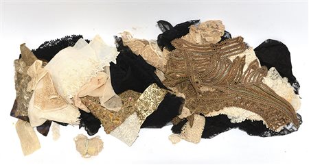 Cartone contenente numerosi pizzi di varie fogge e dimensioni (difetti)