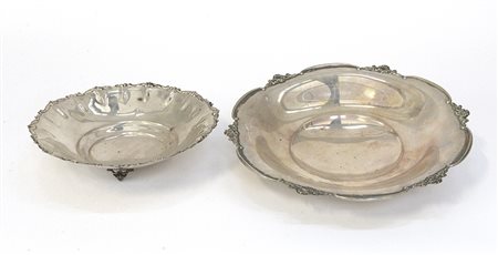 Lotto composto da due alzatine in argento con bordi sagomati (gr. 619) (difetti)