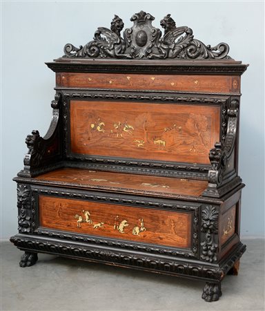 Cassapanca interamente decorata a scene di caccia. Montanti e cimasa...