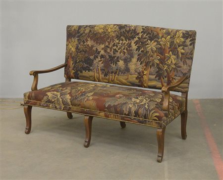 Antico divano a due posti con braccioli terminanti a riccioli, montanti e...