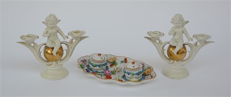 Lotto composto da un calamaio in porcellana con decori naturalistici in...