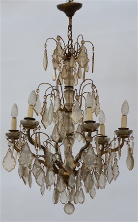 Lampadario a sei bracci e nove luci con struttura in metallo, busto, bobeches...