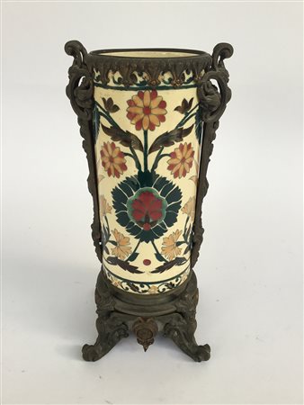 Vaso in ceramica dipinto in policromia a motivi floreali con sostegno e...